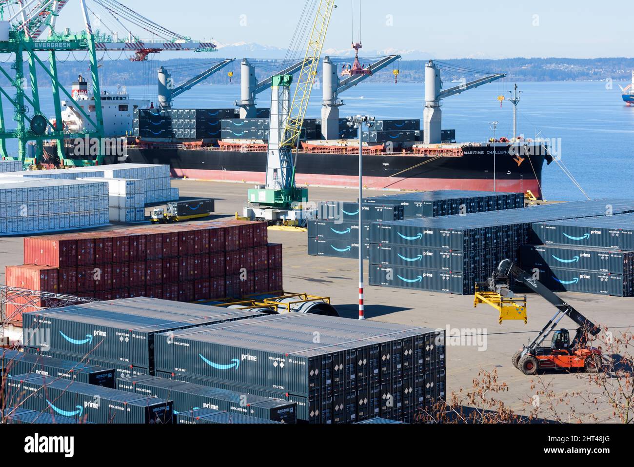 Everett, WA, USA - 25 febbraio 2022; i contenitori di spedizione con marchio Amazon prime vengono sunladed e impilati al porto di Everett Foto Stock