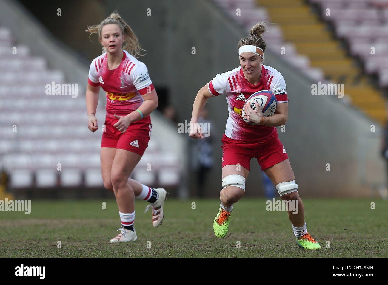DARLINGTON, REGNO UNITO. FEBBRAIO 26th Bethan Dainton di Harlequins con la palla e Ellie Green durante la partita FEMMINILE ALLIANZ PREMIER 15S tra DMP Durham Sharks e Harlequins alla Northern Echo Arena di Darlington sabato 26th febbraio 2022. (Credit: Mark Fletcher | MI News) Credit: MI News & Sport /Alamy Live News Foto Stock
