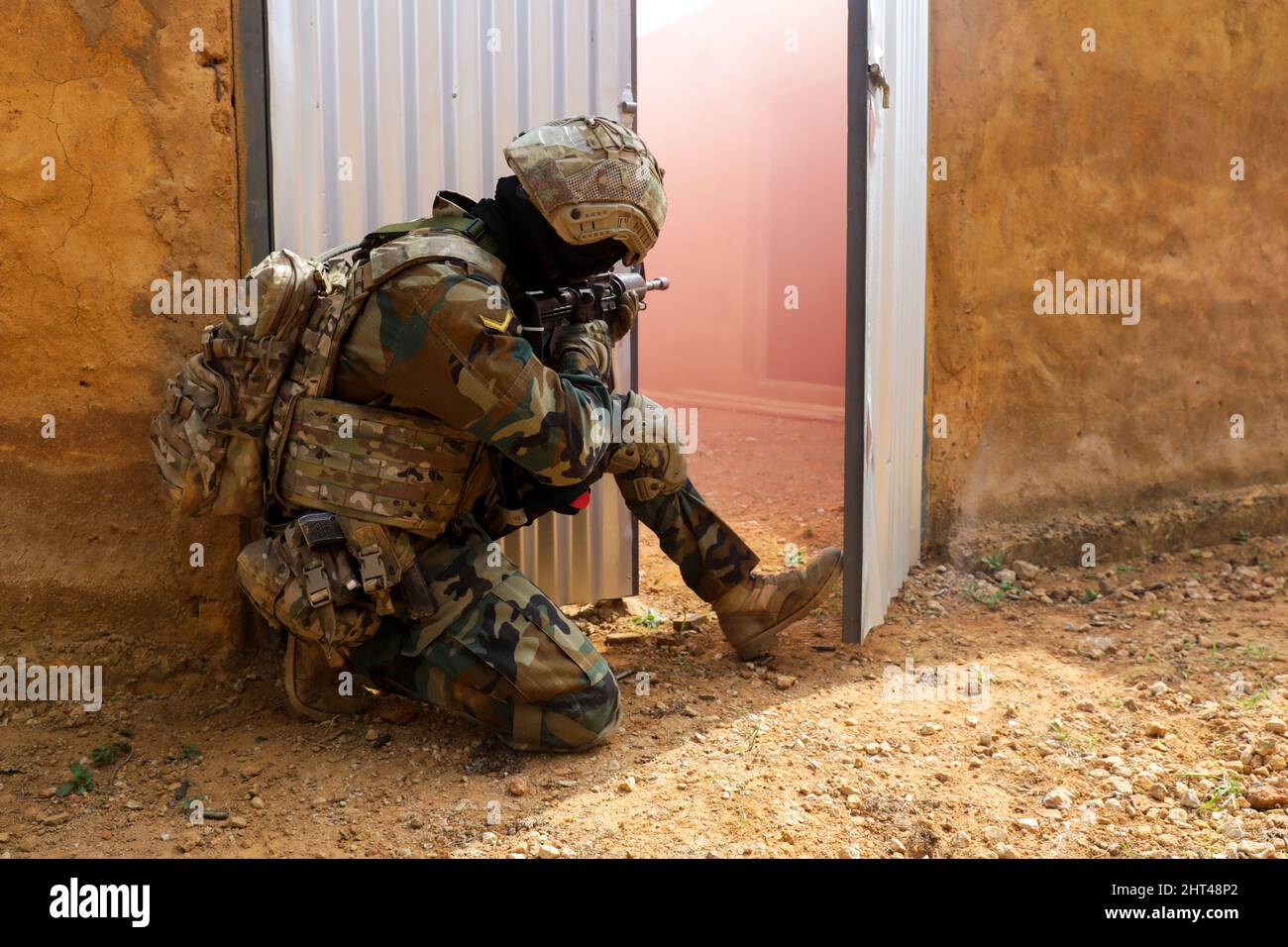 Un Soldato delle forze speciali del Ghana restituisce il fuoco mentre conduce un raid durante Flintlock 2022, in Côte d'Avorio, 26 febbraio 2022. Flintlock è un esercizio multi-nazionale che consiste di 11 nazioni di formazione in Côte d'Avorio. Flintlock aiuta a rafforzare la capacità degli alleati e dei partner di contrastare l'estremismo violento e di garantire la sicurezza per il loro popolo. (STATI UNITI Foto dell'esercito di Sgt. Kacie Benak) Foto Stock