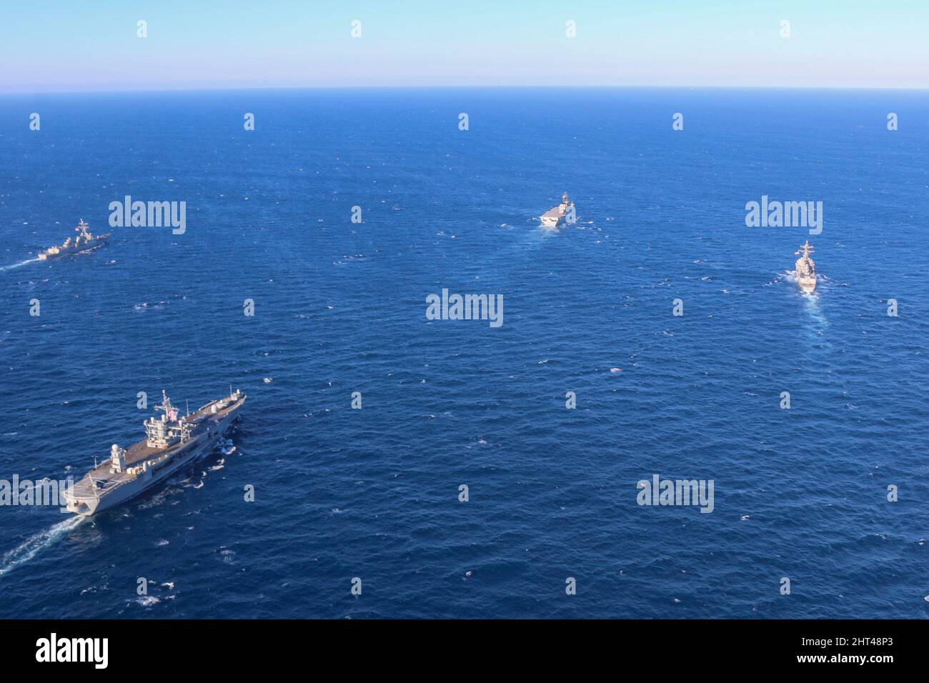 220222-N-NO901-0015 BAIA DI CADICE (DAL 22, 2022) vettore aereo italiano IL SUO Giuseppe Garibaldi guida la formazione in un esercizio fotografico con cacciatorpediniere missilistiche guidate di classe Arleigh Burke USS Forrest Sherman (DDG 98) e USS Roosevelt (DDG 80) e la nave di comando e controllo di classe Blue Ridge USS Mount Whitney (LCC 20), 22 febbraio 2022. USS Forrest Sherman è in fase di implementazione regolarmente pianificata e svolge operazioni di routine nell'area operativa della Sixth Fleet degli Stati Uniti. (STATI UNITI Foto Navy di Naval Air Crewman (elicottero) 2nd Class Reuben Richardson) Foto Stock