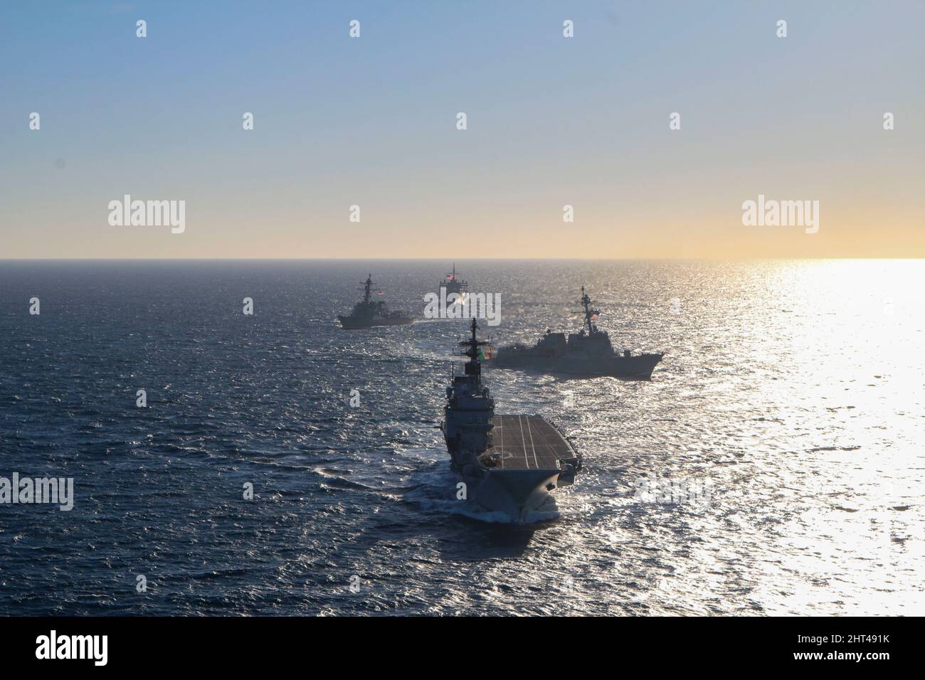 220222-N-NO901-0001 BAIA DI CADICE (DAL 22, 2022) vettore aereo italiano IL SUO Giuseppe Garibaldi guida la formazione in un esercizio fotografico con cacciatorpediniere missilistiche guidate di classe Arleigh Burke USS Forrest Sherman (DDG 98) e USS Roosevelt (DDG 80) e la nave di comando e controllo di classe Blue Ridge USS Mount Whitney (LCC 20), 22 febbraio 2022. USS Forrest Sherman è in fase di implementazione regolarmente pianificata e svolge operazioni di routine nell'area operativa della Sixth Fleet degli Stati Uniti. (STATI UNITI Foto Navy di Naval Air Crewman (elicottero) 2nd Class Reuben Richardson) Foto Stock