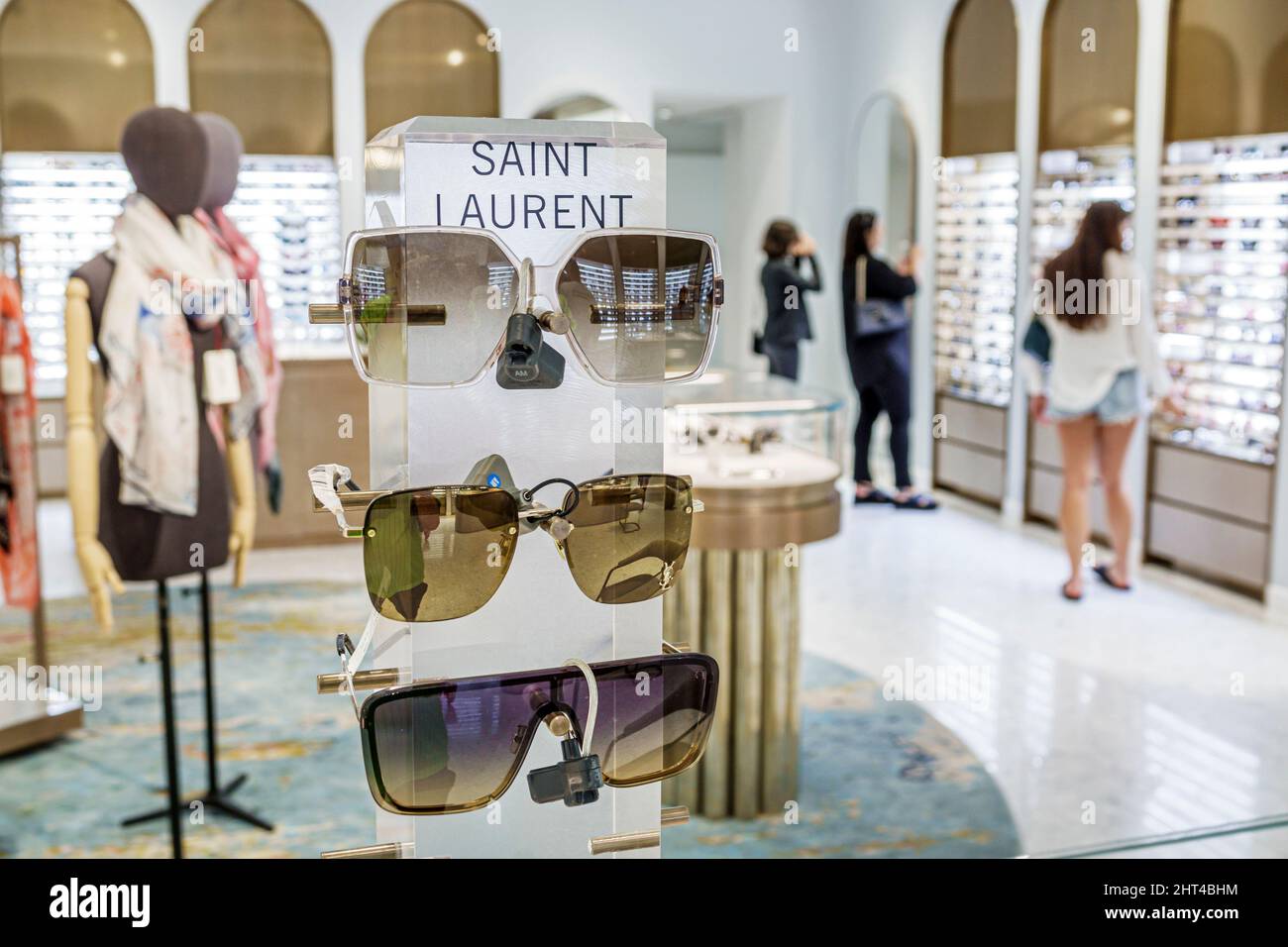 Bal Harbour Florida Bal Harbour Shops lussuoso centro commerciale di lusso firmato Saks Fifth Avenue grande magazzino vendita esposizione interno Saint-Laurent Foto Stock