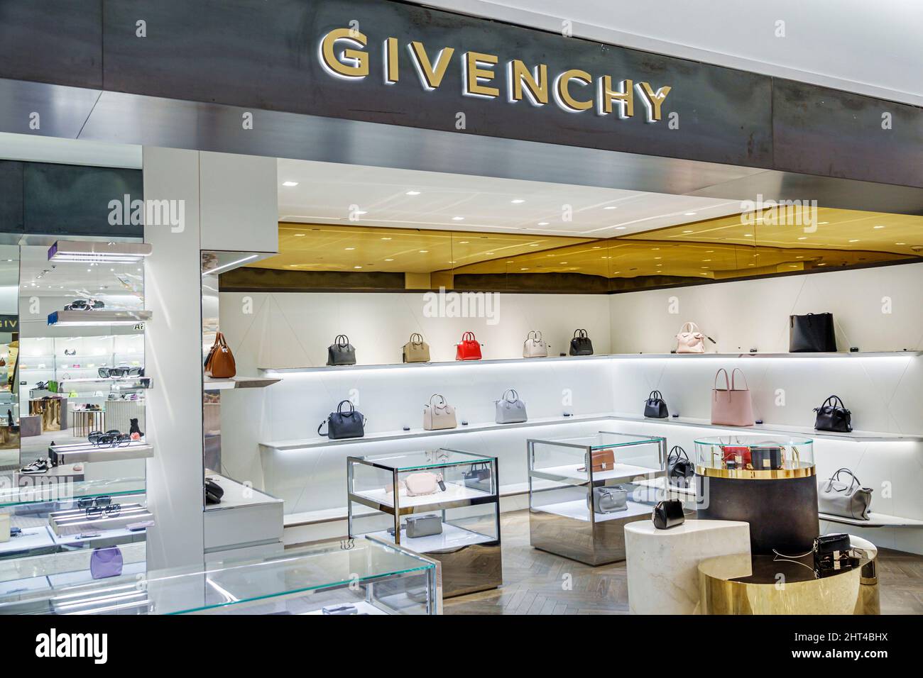 Bal Harbour Florida Bal Harbour Shops lussuoso centro commerciale di lusso firmato Saks Fifth Avenue grande magazzino vendita esposizione interno Givenchy w Foto Stock