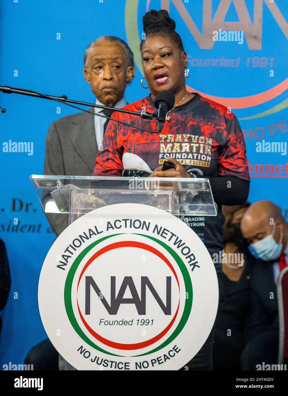 New York, Stati Uniti. 26th Feb 2022. Sinistra, Rev. REV. AL SHARPTON e SYBRINA FULTON, madre di Trayvon Martin, appaiono durante una conferenza stampa alla National Action Network House of Justice di New York. 10 anni fa Trayvon è stato ucciso da George Zimmerman. (Credit Image: © Brian Branch Price/ZUMA Press Wire) Foto Stock