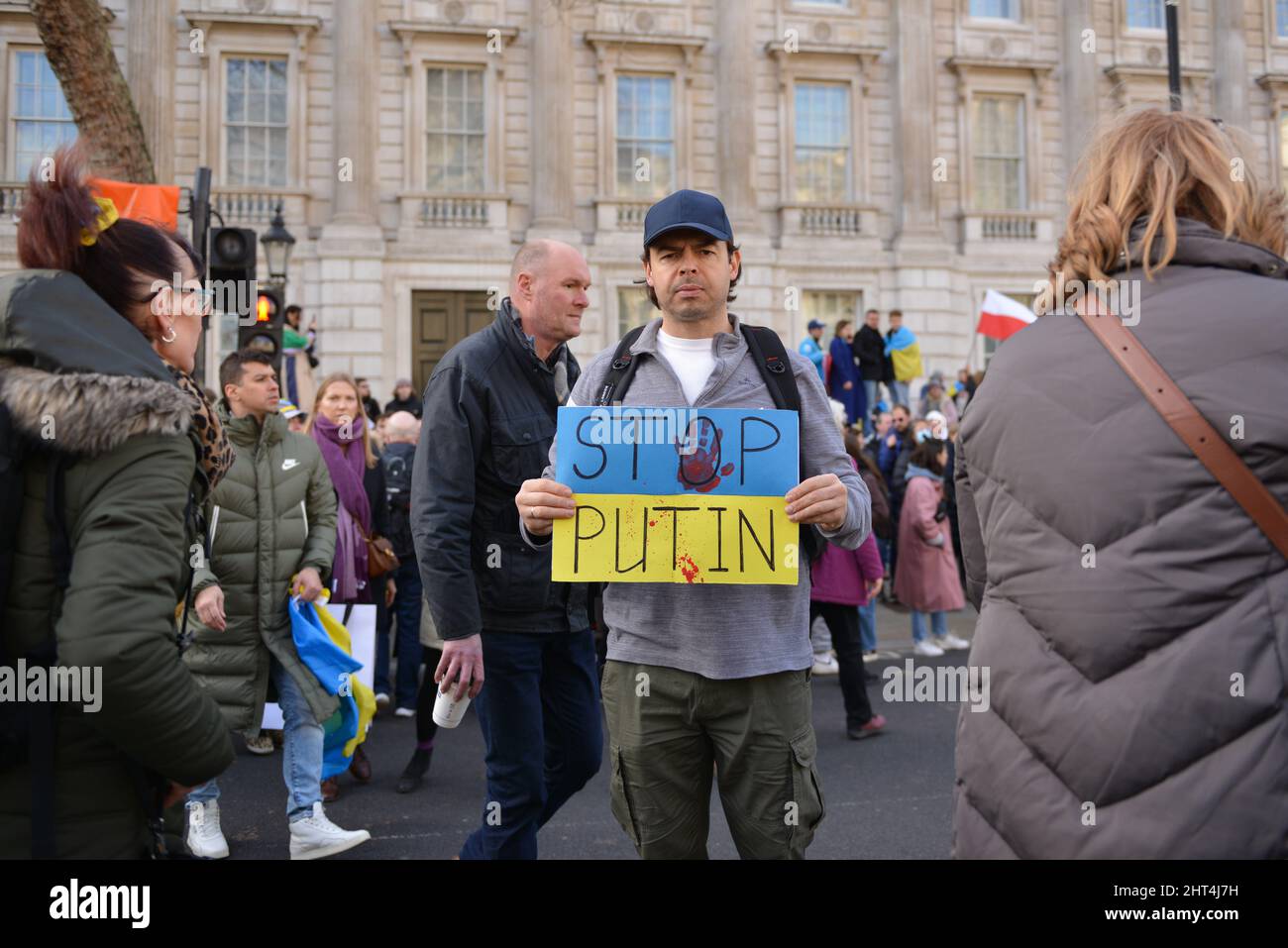 Gli ucraini che vivono a Londra e i manifestanti anti anti della guerra, hanno dimostrato di fronte Downing Street contro l'invasione russa dell'Ucraina. Foto Stock