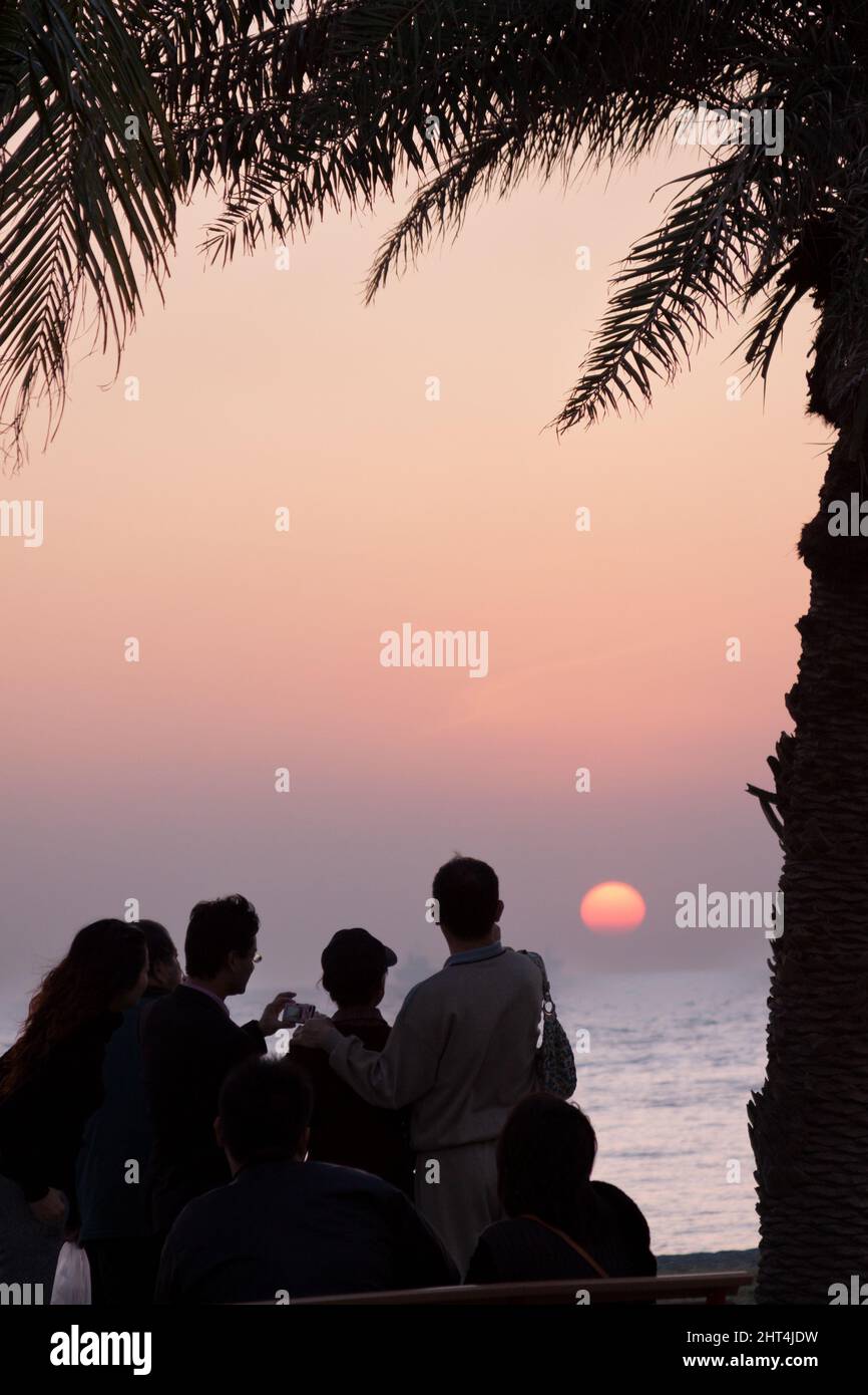 Palme e vista oceano al tramonto a Cijin, Kaohsiung, Taiwan Foto Stock