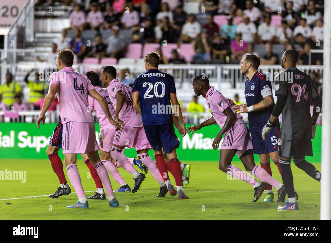 Fort Lauderdale, Florida, Stati Uniti. 26th febbraio 2022. 20 Wyatt Omsberg DF Chicago Fire FC, 4 Christopher McVey DF Inter Miami CF, 94 Clement Diop GK Inter Miami CF durante la partita di calcio tra Inter Miami CF e Chicago Fire FC, stagione MLS 2022 al DRV Pink Stadium. Credit: Yaroslav Sabitov/YES Market Media/Alamy Live News Foto Stock