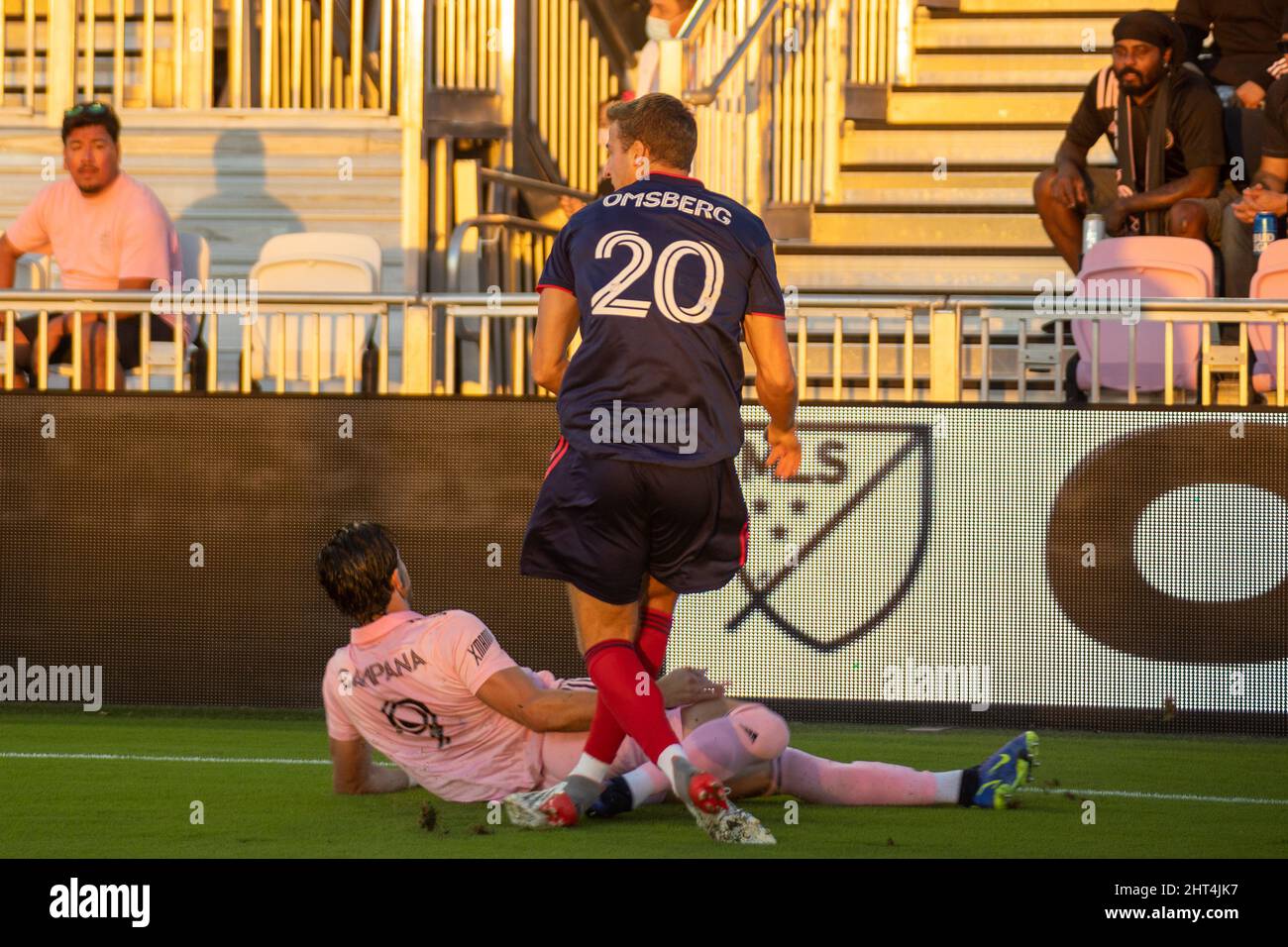 Fort Lauderdale, Florida, Stati Uniti. 26th febbraio 2022. 20 Wyatt Omsberg DF Chicago Fire FC, 9 Leonardo Campana FW Inter Miami CF durante la partita di calcio tra Inter Miami CF e Chicago Fire FC, stagione MLS 2022 al DRV Pink Stadium. Credit: Yaroslav Sabitov/YES Market Media/Alamy Live News Foto Stock