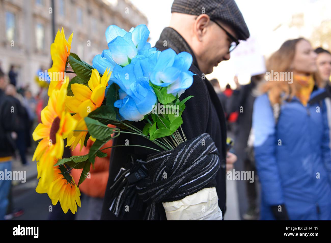 Gli ucraini che vivono a Londra e i manifestanti anti anti della guerra, hanno dimostrato di fronte Downing Street contro l'invasione russa dell'Ucraina. Foto Stock