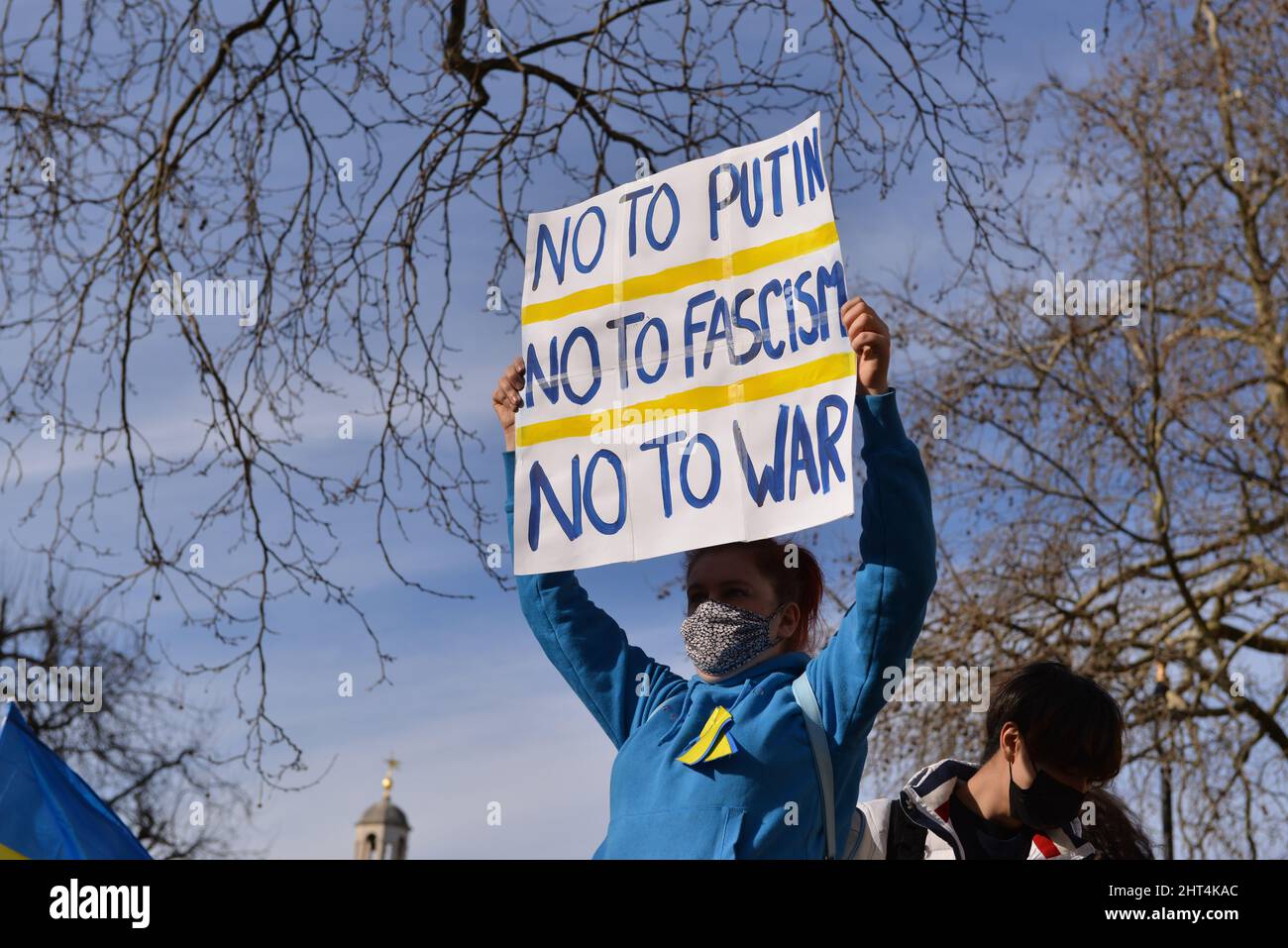 Gli ucraini che vivono a Londra e i manifestanti anti anti della guerra, hanno dimostrato di fronte Downing Street contro l'invasione russa dell'Ucraina. Foto Stock