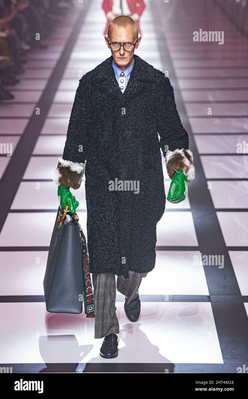 Milano, Italia. 25th Feb 2022. GUCCI Autunno/Inverno 2022-23 Runway durante  la settimana della Moda di Milano, Febbraio 2022 - Milano, Italia. 25/02/ 2022 Credit: dpa/Alamy Live News Foto stock - Alamy