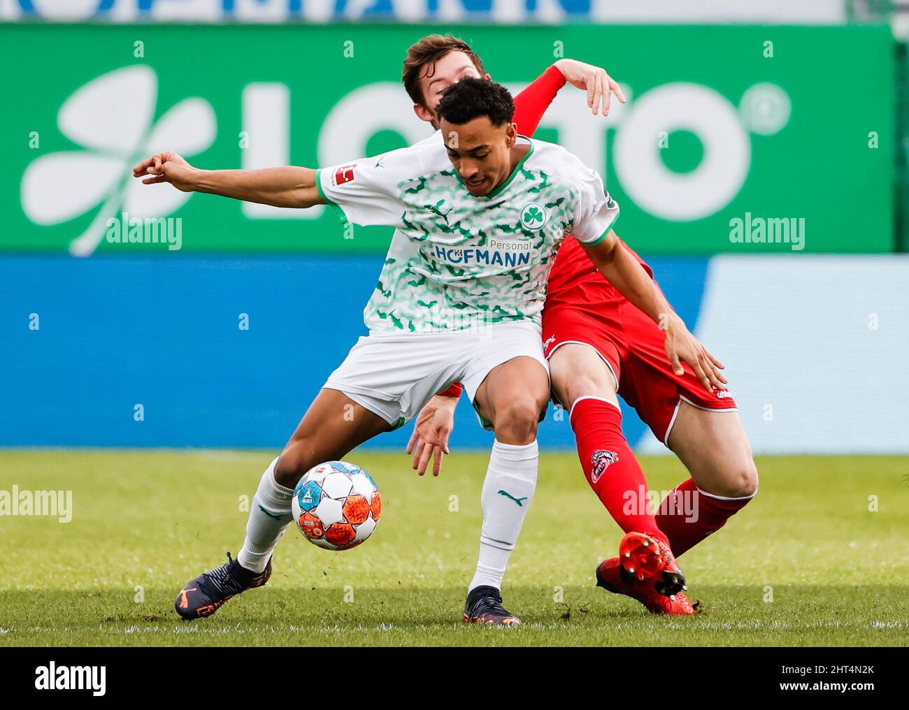 Fuerth, Germania. 26th Feb 2022. Jamie Leweling (davanti) di Fuerth controlla la palla durante una partita della Bundesliga tedesca tra SpVgg Greuther Fuerth e 1. FC Koeln a Fuerth, Germania, 26 febbraio 2022. Credit: Philippe Ruiz/Xinhua/Alamy Live News Foto Stock