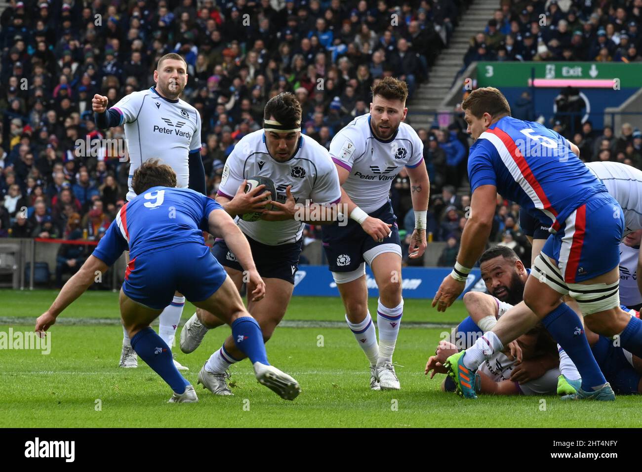 BT Murrayfield Edinburgh.Scotland.UK 26th Feb 22 Scotland vs Francia Guinness Six Nations match . Stuart McInally della Scozia prende Antoine Dupont e Paul Willemse della Francia. Credit: eric mccowat/Alamy Live News Foto Stock