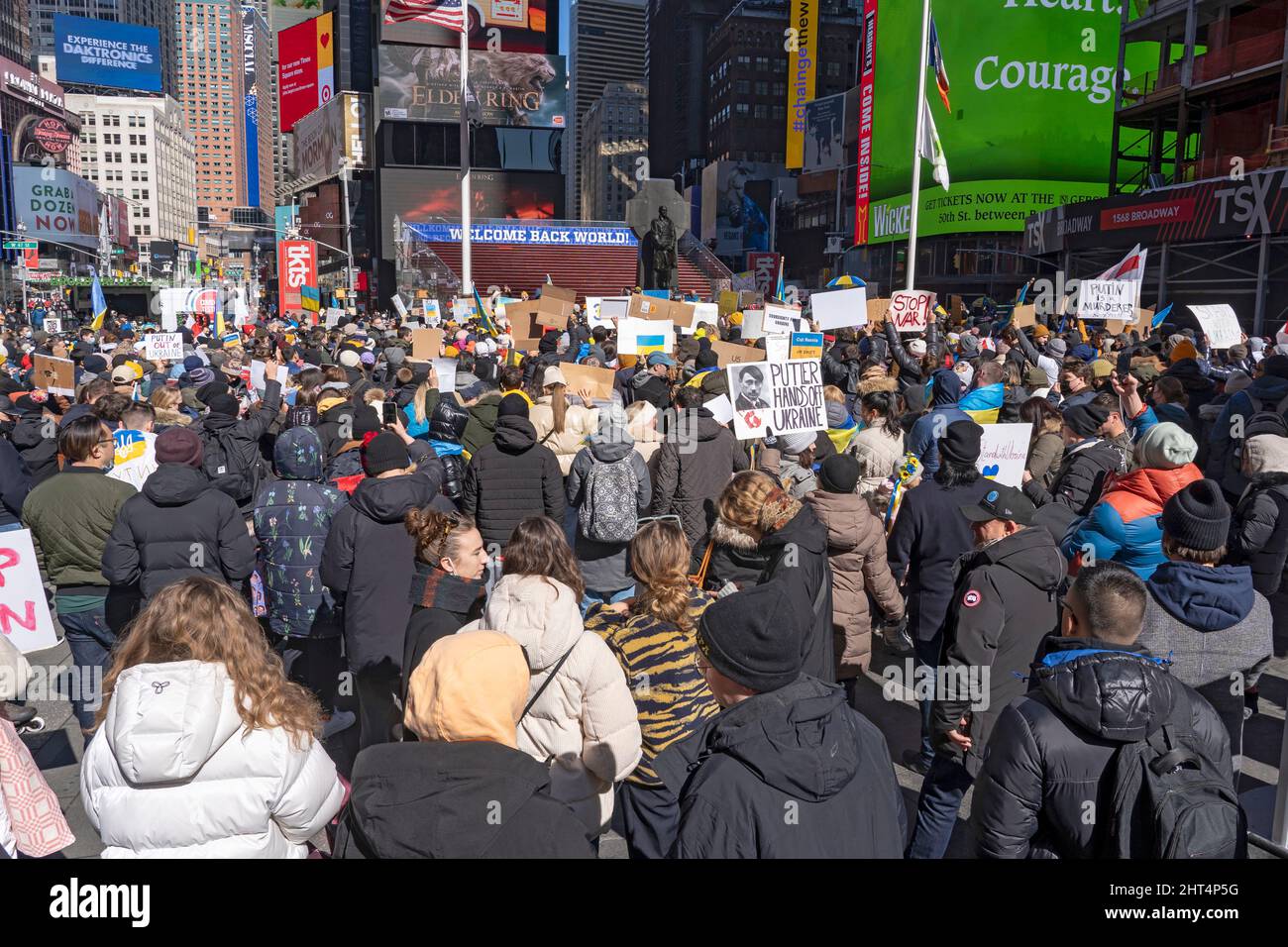 NEW YORK, NEW YORK - 26 FEBBRAIO: Centinaia di persone si riuniscono per un raduno "Stand with Ukraine" a Times Square il 26 febbraio 2022 a New York City. Ucraini, ucraini-americani e alleati si sono riuniti per dimostrare sostegno all'Ucraina e protestare contro l'invasione russa. Foto Stock