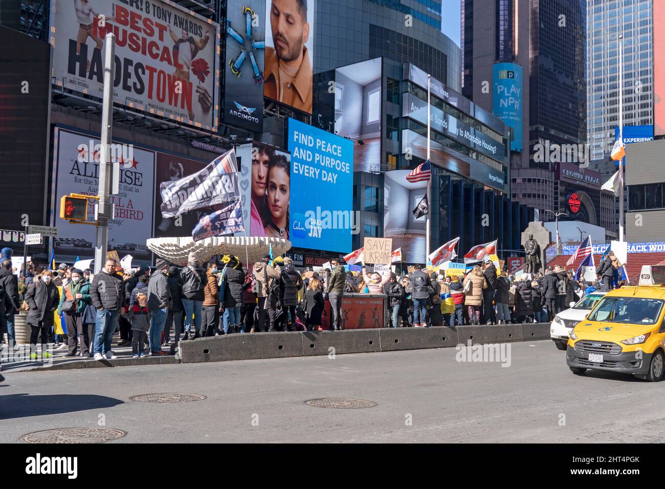 NEW YORK, NEW YORK - 26 FEBBRAIO: Centinaia di persone si riuniscono per un raduno "Stand with Ukraine" a Times Square il 26 febbraio 2022 a New York City. Ucraini, ucraini-americani e alleati si sono riuniti per dimostrare sostegno all'Ucraina e protestare contro l'invasione russa. Foto Stock