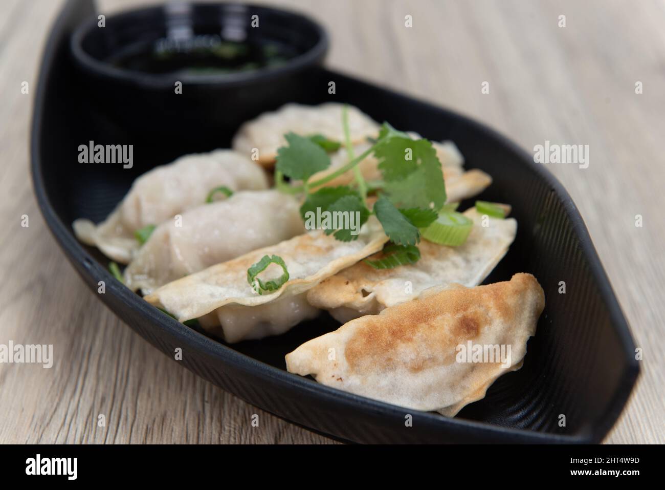 Gnocchi adesivi croccanti in pentola per un antipasto vietnamita pasto servito in una barca. Foto Stock