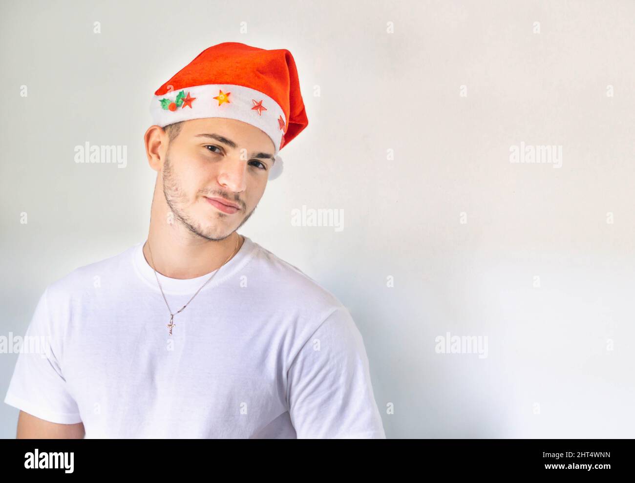 Un maschio nativo americano che indossa un cappello di Natale in posa in un appartamento Foto Stock