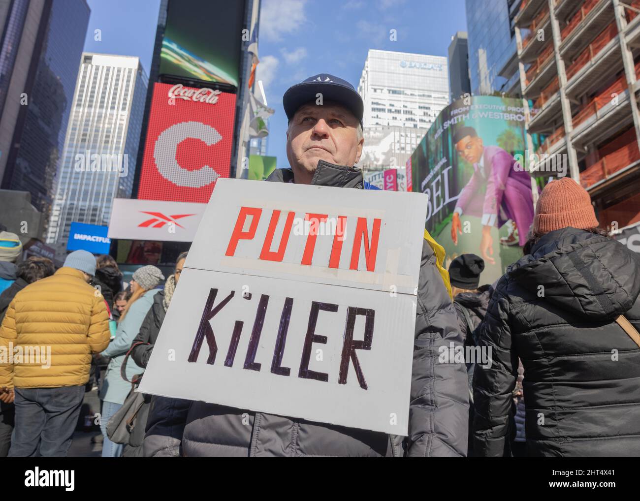 NEW YORK, N.Y. – 26 febbraio 2022: Un dimostratore di Times Square protesta l’invasione dell’Ucraina da parte della Russia. Foto Stock