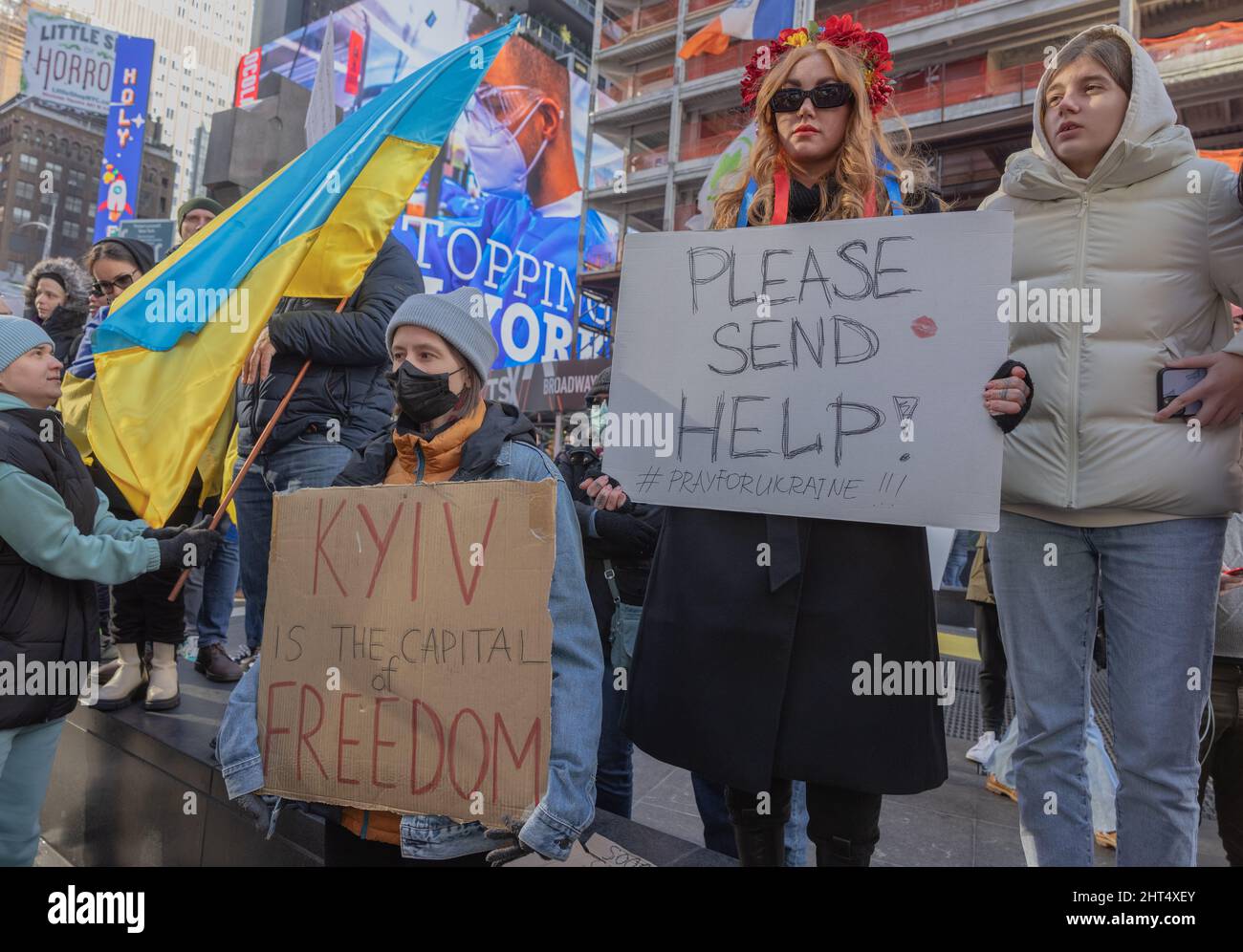 NEW YORK, N.Y. – 26 febbraio 2022: I manifestanti di Times Square protestano contro l’invasione dell’Ucraina da parte della Russia. Foto Stock