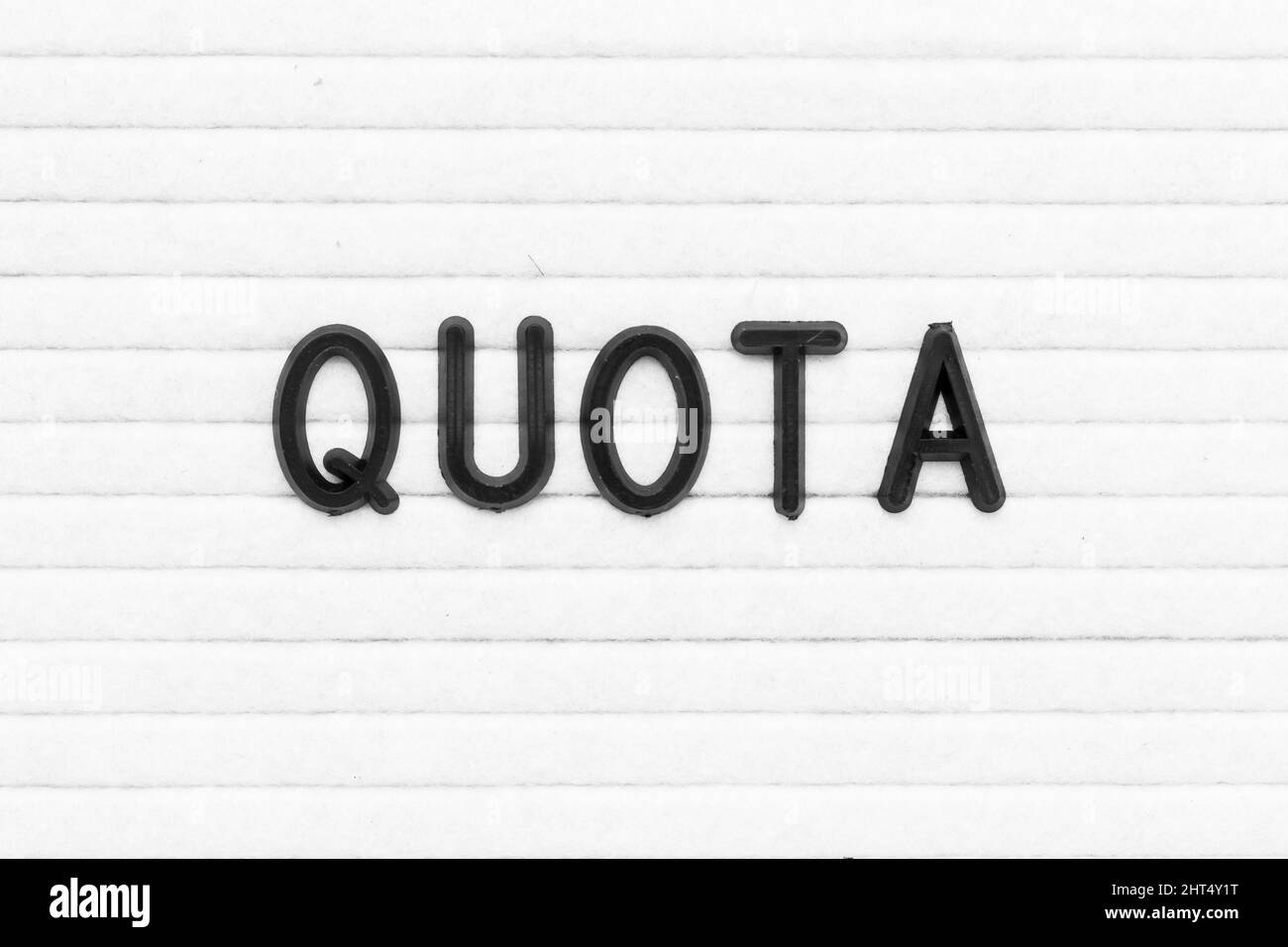 Lettera di colore nero in quota di parola su sfondo di bordo di feltro bianco Foto Stock