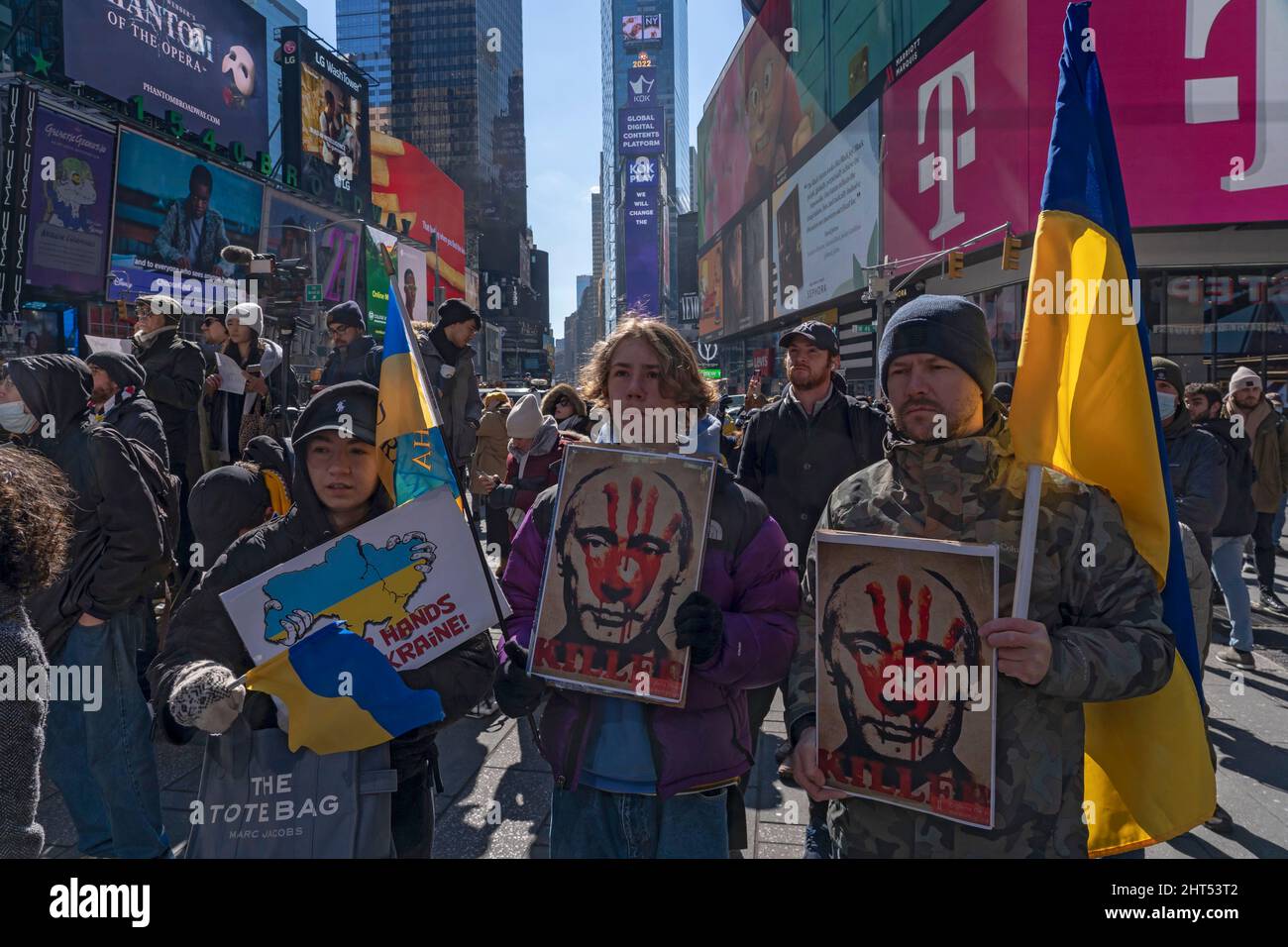 New York, Stati Uniti. 26th Feb 2022. La gente tiene cartelloni e bandiere ucraine al raduno 'Stand with Ukraine' a Times Square a New York City. Ucraini, ucraini-americani e alleati si sono riuniti per mostrare sostegno all'Ucraina e protestare contro l'invasione russa. Credit: SOPA Images Limited/Alamy Live News Foto Stock