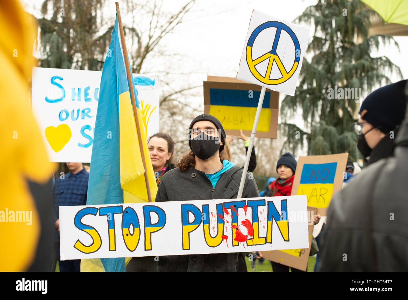 Protesta pacifica a Seattle (USA) contro l'aggressione russa e la guerra contro l'Ucraina iniziata il 24 febbraio 2022. Foto Stock
