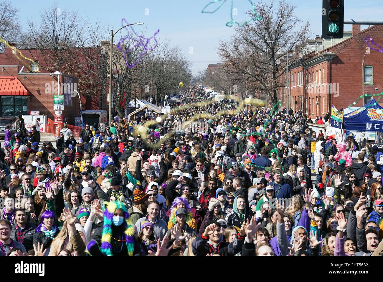 St. Louis, Stati Uniti. 26th Feb 2022. I cacciatori di sfilate impacchettare le strade nel quartiere di Soulard, mentre le perle vengono gettate da un galleggiante durante la sfilata del Mardi Gras a St. Louis sabato 26 febbraio 2022. Foto di Bill Greenblatt/UPI Credit: UPI/Alamy Live News Foto Stock