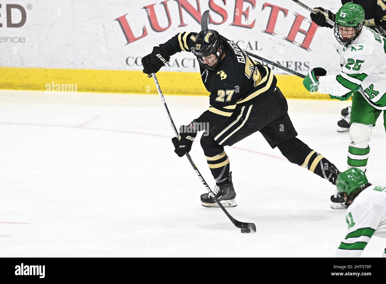 Western Michigan Broncos Forward Ty Glover (27) spara il puck durante una partita di hockey da uomo NCAA tra la Western Michigan University Broncos e la University of North Dakota Fighting Hawks alla Ralph Engelstad Arena di Grand Forks, ND sabato 26 febbraio 2022. Il North Dakota ha vinto il 5-2. Di Russell Hons/CSM Foto Stock