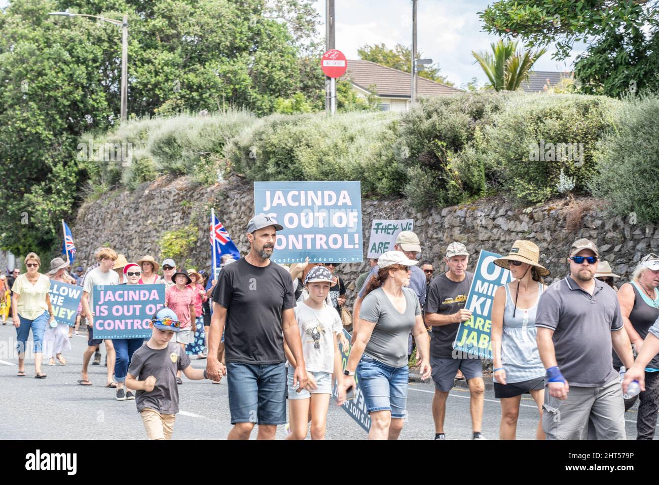 Tauranga Nuova Zelanda - Febbraio 26 2022; la gente locale che partecipa alla pandemia covid anti-mandato proteggere marzo. Foto Stock