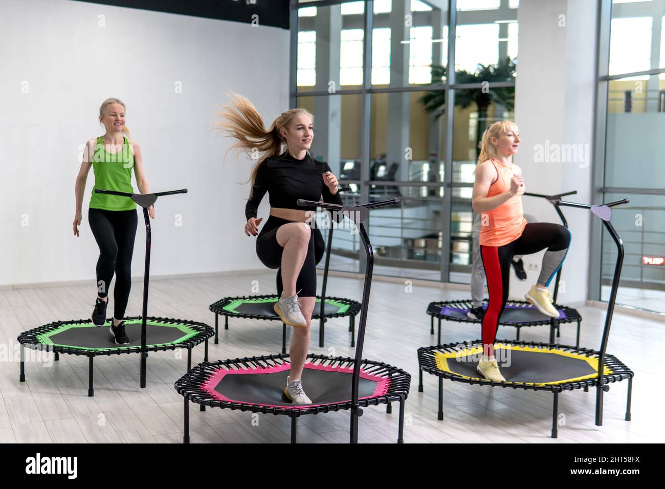 Trampolino per le ragazze di idoneità sono impegnate in sport professionali, il concetto di uno stile di vita sano saltando trampolino donna fitness sport di formazione Foto Stock