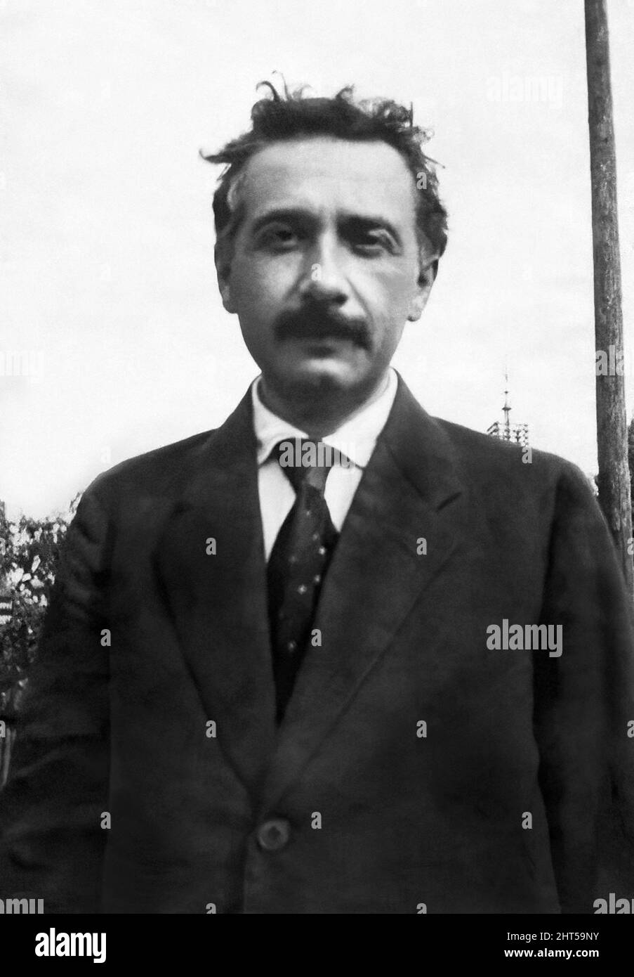 Albert Einstein (1879-1955), fisico teorico tedesco che sviluppò la teoria della relatività e riceverebbe il Premio Nobel per la fisica 1921, in un ritratto all'aperto c1919. Foto Stock