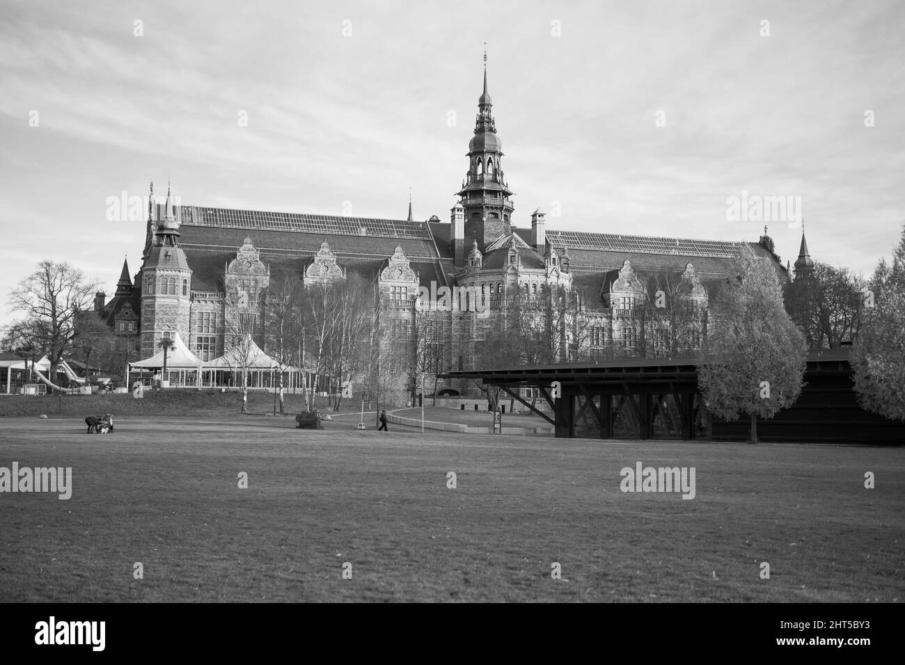 Vista del Museo Nazionale Nordico di Stoccolma, Svezia in scala di grigi Foto Stock