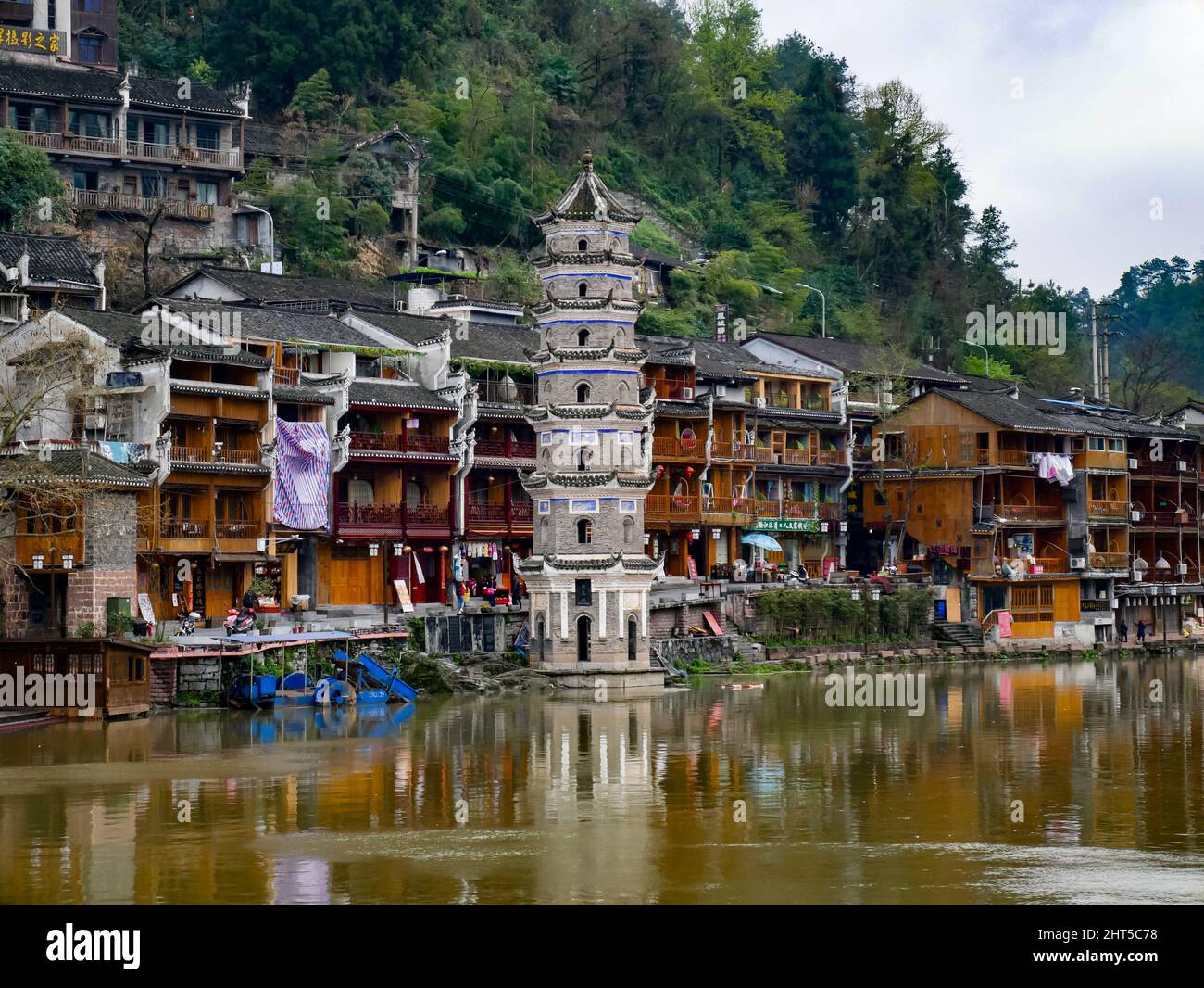 Bellissimo scatto della Pagoda Wang Ming a Phoenix Town a Fenghuang, Hunan, Cina Foto Stock