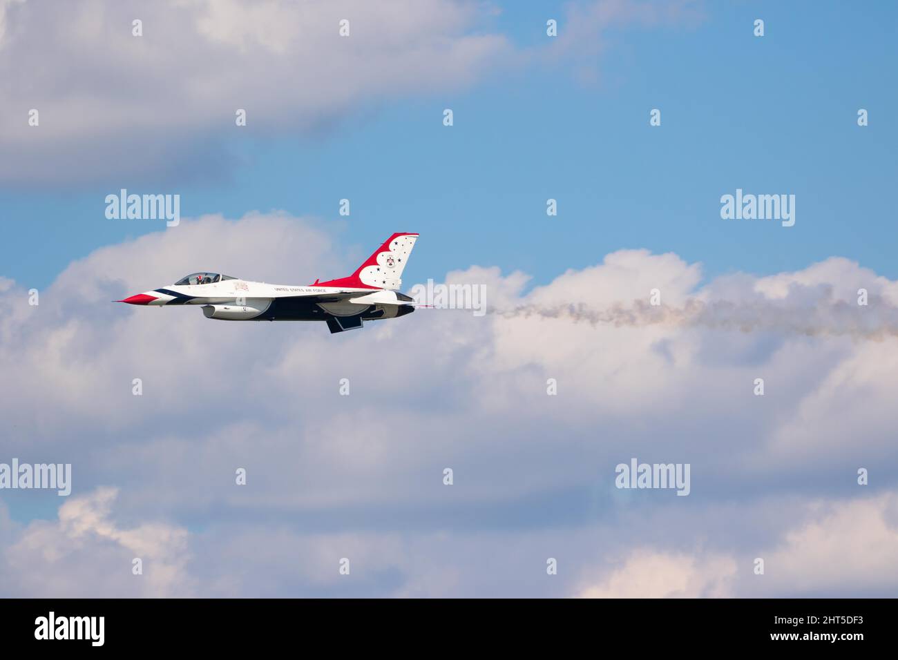 Squadrone di dimostrazione dell'aeronautica degli Stati Uniti durante un'esposizione aerea (noto come Thunderbirds) Foto Stock