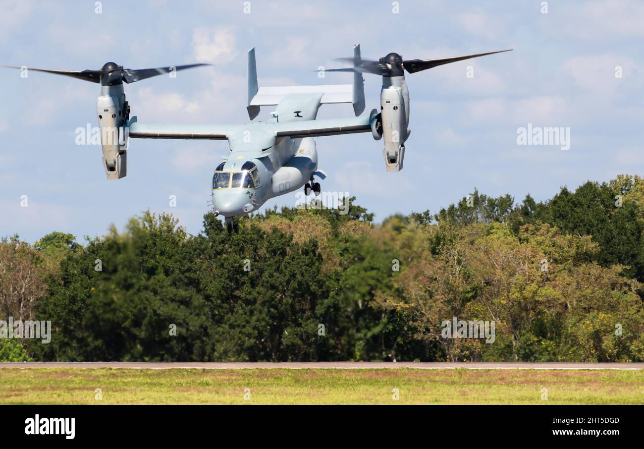 V-22 aeromobile Osprey con capacità di decollo e atterraggio sia verticale che breve durante il volo Foto Stock