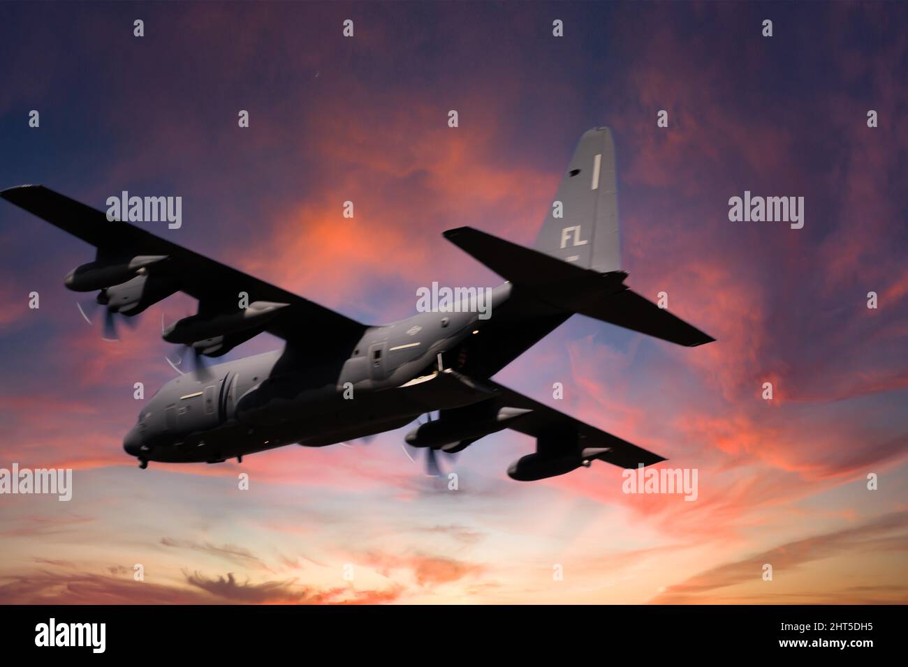 Lockheed Martin C-130J Hercules aereo durante il volo con il cielo serale sullo sfondo Foto Stock