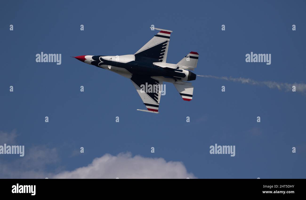 Lo Squadrone della dimostrazione aerea dell'aeronautica degli Stati Uniti durante un'esposizione aerea (conosciuta come Thunderbirds) Foto Stock