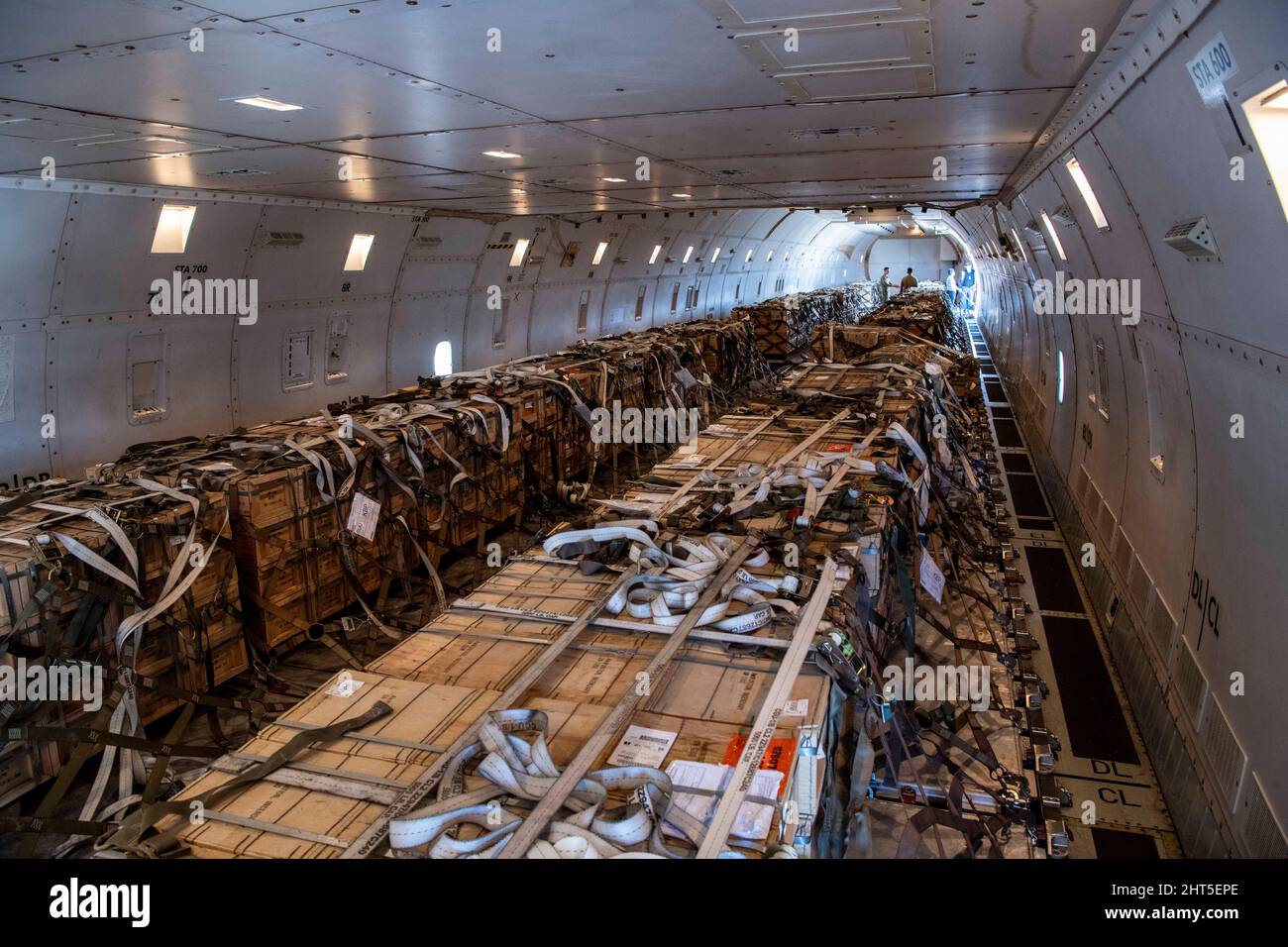 22 febbraio 2022 - Travis Air Force base, California, USA: Gli airmen del 60th Aerial Port Squadron caricano il carico su un 757 alla base dell'aeronautica di Travis, California. Dal 2014, gli Stati Uniti hanno impegnato oltre $5,4 miliardi di aiuti totali all’Ucraina, compresi gli aiuti alla sicurezza e alla non sicurezza. Gli Stati Uniti riaffermano il loro fermo impegno per la sovranità e l'integrità territoriale dell'Ucraina a sostegno di un'Ucraina sicura e prospera. (Credit Image: © U.S. Air Force/ZUMA Press Wire Service/ZUMAPRESS.com) Foto Stock