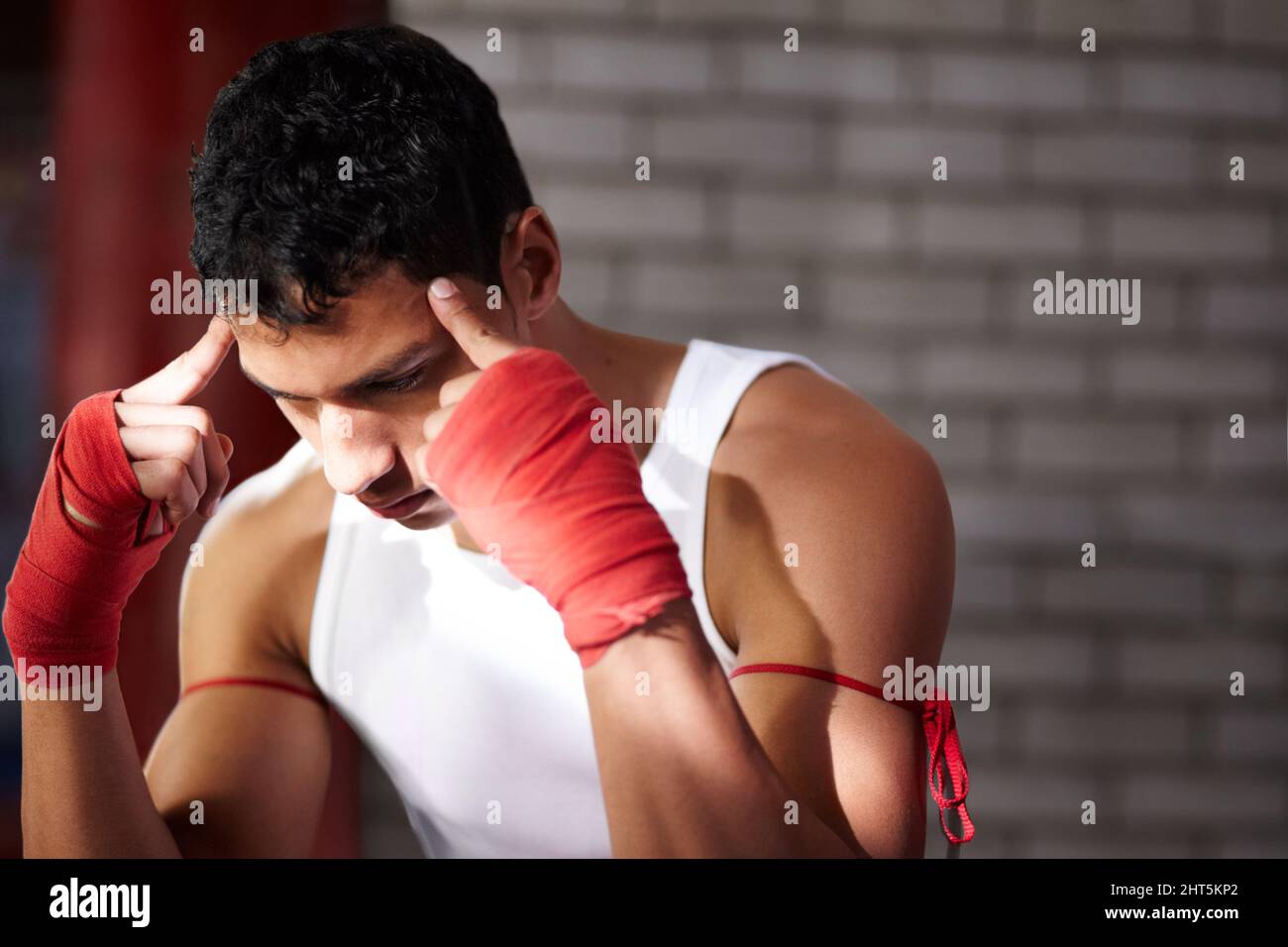 Dovete visualizzarsi vincere. Un giovane combattente che si prepara mentalmente prima di una lotta. Foto Stock