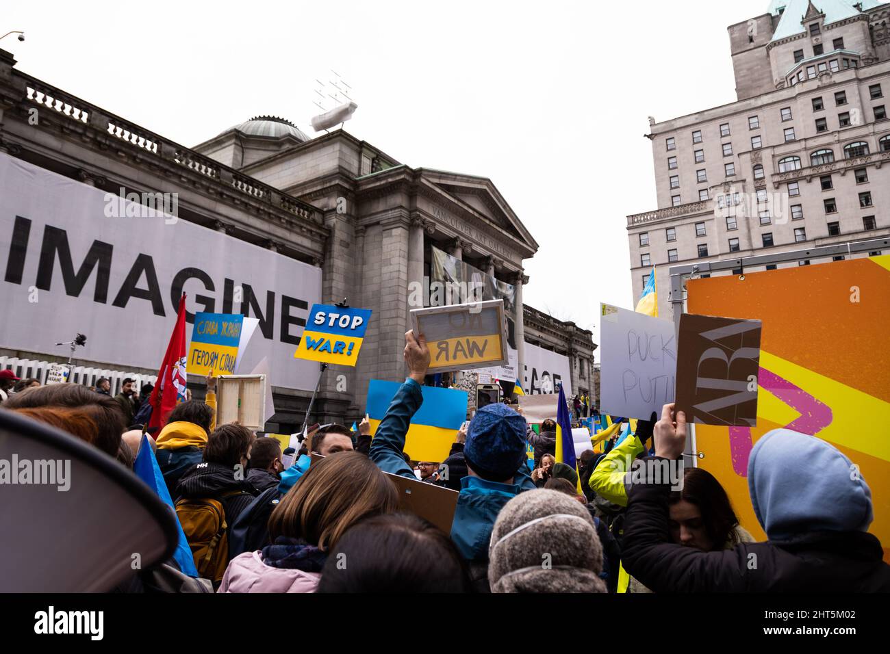 CENTRO DI VANCOUVER, BC, CANADA - 26 FEBBRAIO 2022: Protesta contro Vladimir Putin e l'invasione russa dell'Ucraina a cui hanno partecipato migliaia di persone Foto Stock