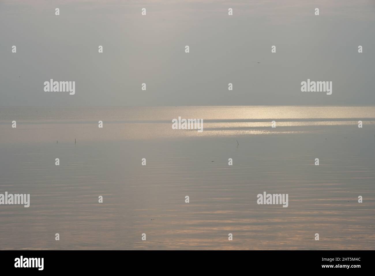 Mare di Galilea nella nebbia mattutina, Israele Foto Stock