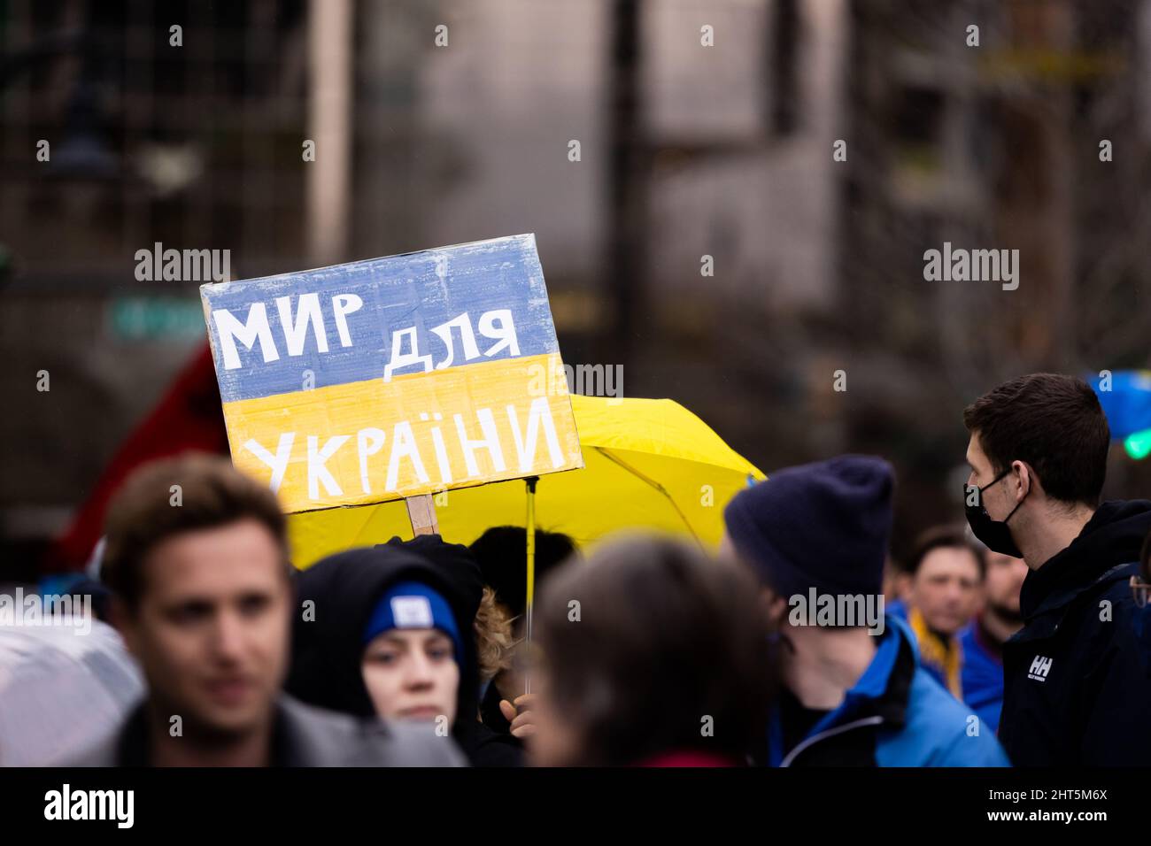 CENTRO DI VANCOUVER, BC, CANADA - 26 FEBBRAIO 2022: Protesta contro Vladimir Putin e l'invasione russa dell'Ucraina a cui hanno partecipato migliaia di persone Foto Stock