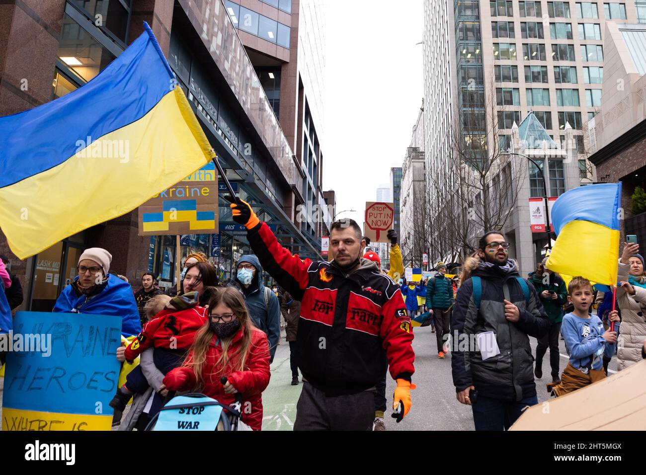 CENTRO DI VANCOUVER, BC, CANADA - 26 FEBBRAIO 2022: Protesta contro Vladimir Putin e l'invasione russa dell'Ucraina a cui hanno partecipato migliaia di persone Foto Stock