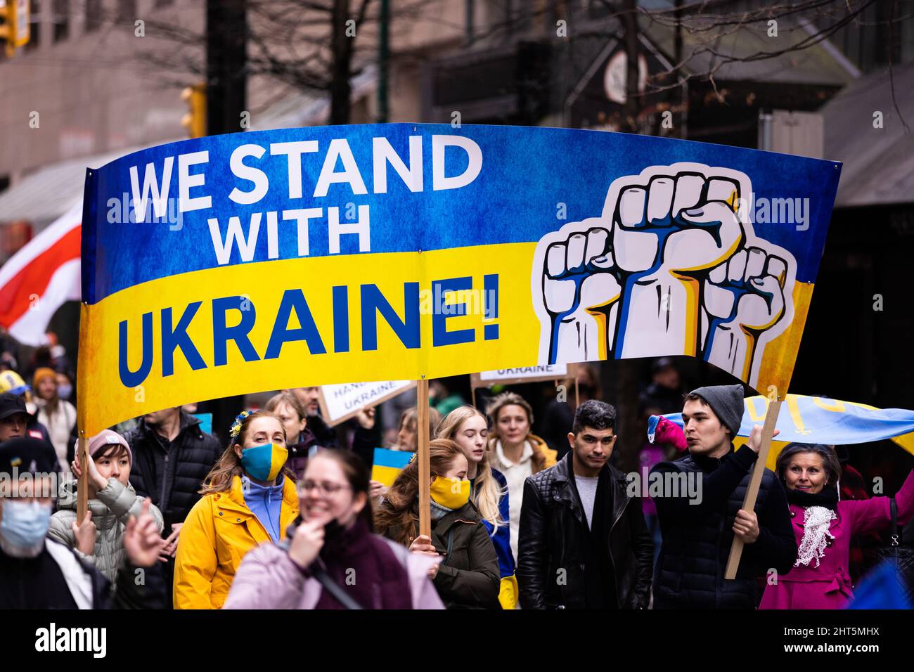 CENTRO DI VANCOUVER, BC, CANADA - 26 FEBBRAIO 2022: Protesta contro Vladimir Putin e l'invasione russa dell'Ucraina a cui hanno partecipato migliaia di persone Foto Stock