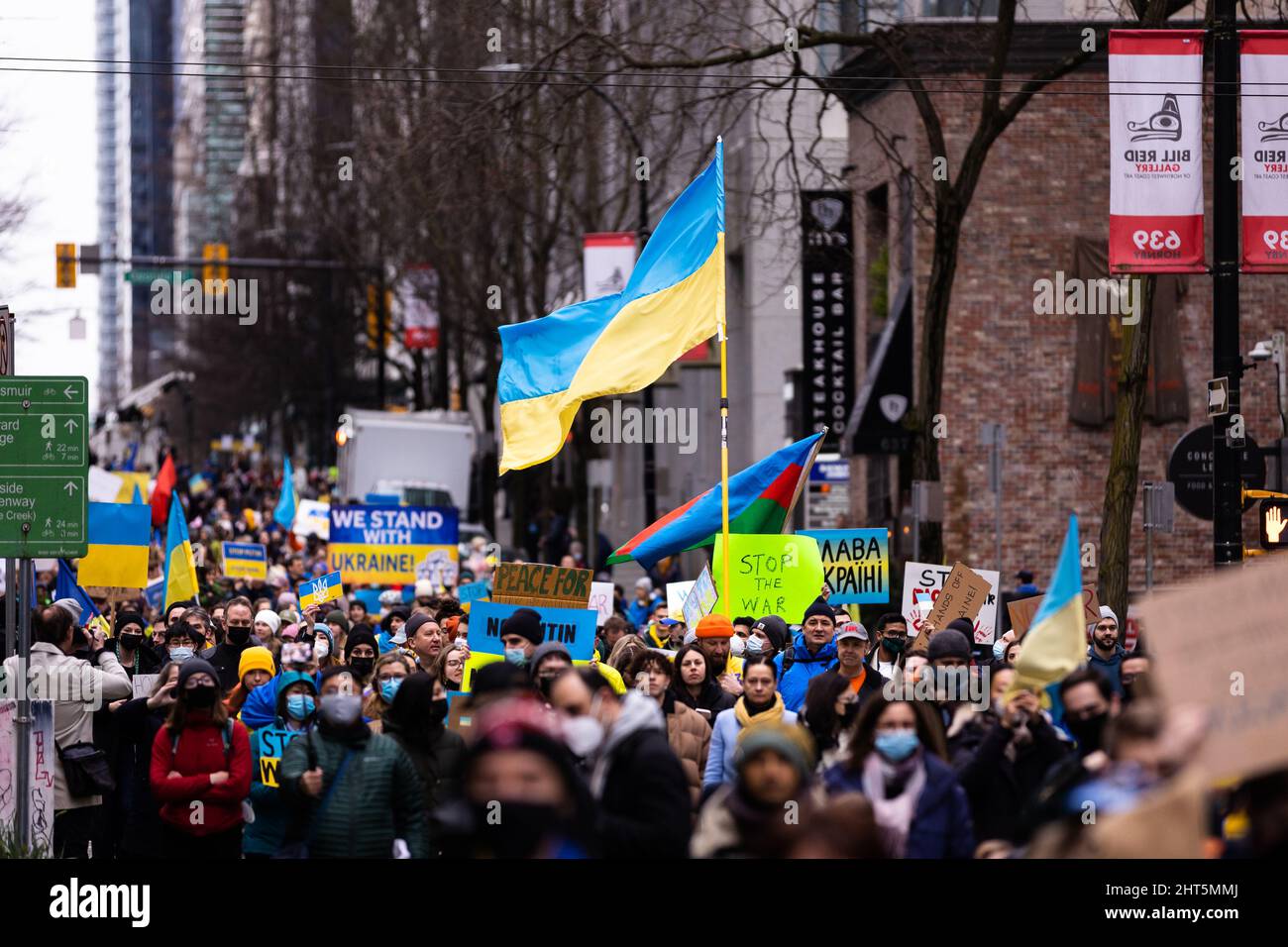 CENTRO DI VANCOUVER, BC, CANADA - 26 FEBBRAIO 2022: Protesta contro Vladimir Putin e l'invasione russa dell'Ucraina a cui hanno partecipato migliaia di persone Foto Stock