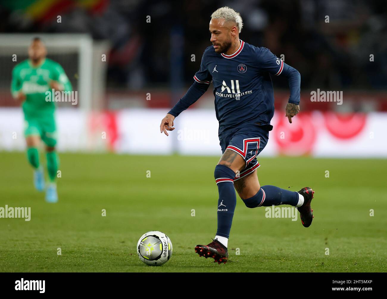 Parigi, Francia. 27th Feb 2022. Paris Saint Germain's Neymar controlla la palla durante una partita di calcio francese Ligue 1 tra Paris Saint Germain (PSG) e Saint Etienne a Parigi, Francia, 26 febbraio 2022. Credit: Xinhua/Alamy Live News Foto Stock