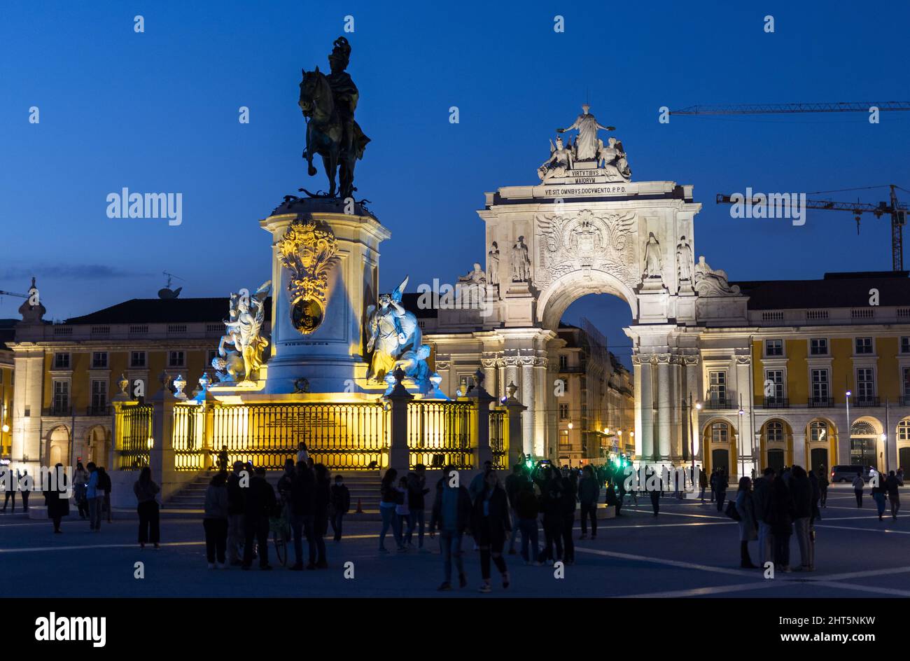 Lo statuto di D. Jose i al Praca do Comercio di Lisbona risplende nei colori nazionali ucraini per solidarietà. Die Statuto von D. Jose sono P. Foto Stock