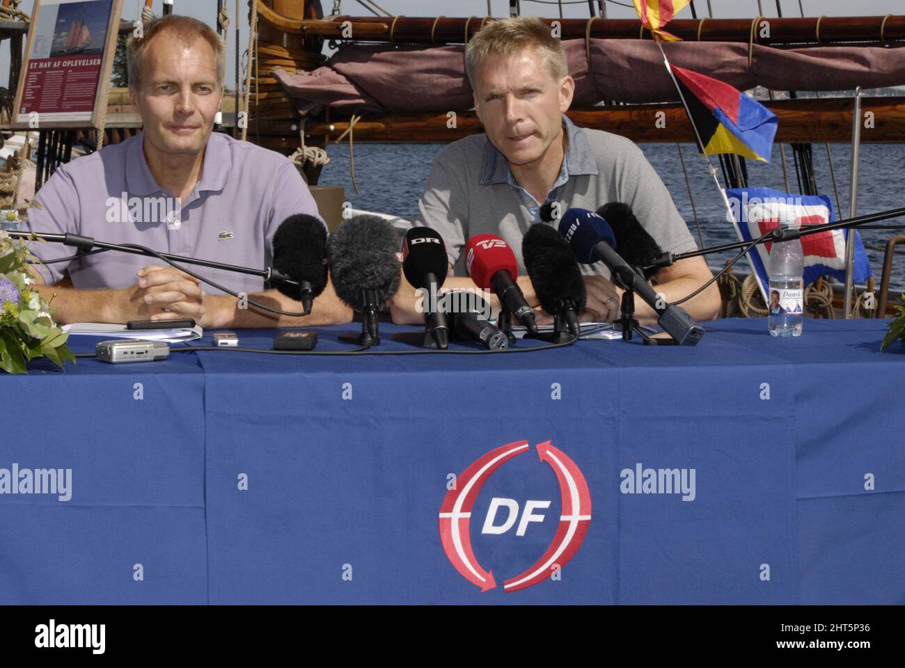 HELSINGOER/ Denmark. danske folkeparti  leadership tenere conferenza stampa DF presidente del gruppo popolare danese Peter Skaarup (L) Kristian Thulesen Dahl al habour di Helsingoer oggi 7 agosto 2013 (Foto di Francis Joseph Dean/Deanpictures) Foto Stock