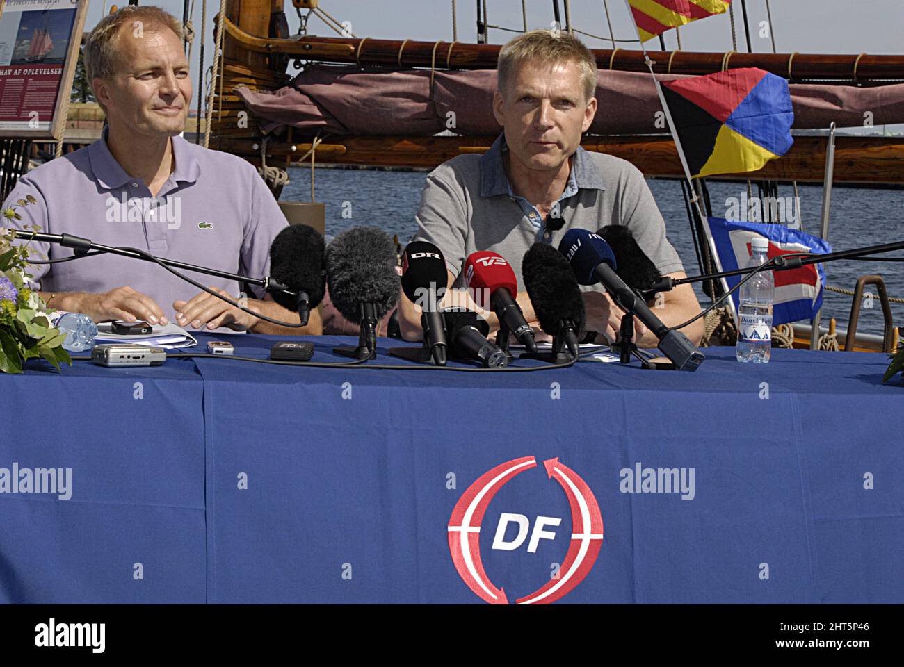 HELSINGOER/ Danimarca. DF Presidente del gruppo del partito popolare danese Peter Skaarup (L) Kristian Thulesen Dahl Presidente del partito del popolo danese tenere una conferenza stampa presso il Habour Helsingoer dopo il partito incontro estivo al profilo del partito ad alta luce e alle politiche politiche oggi 7 agosto 2013 (Foto di Francis Joseph Dean/Deanpictures) Foto Stock