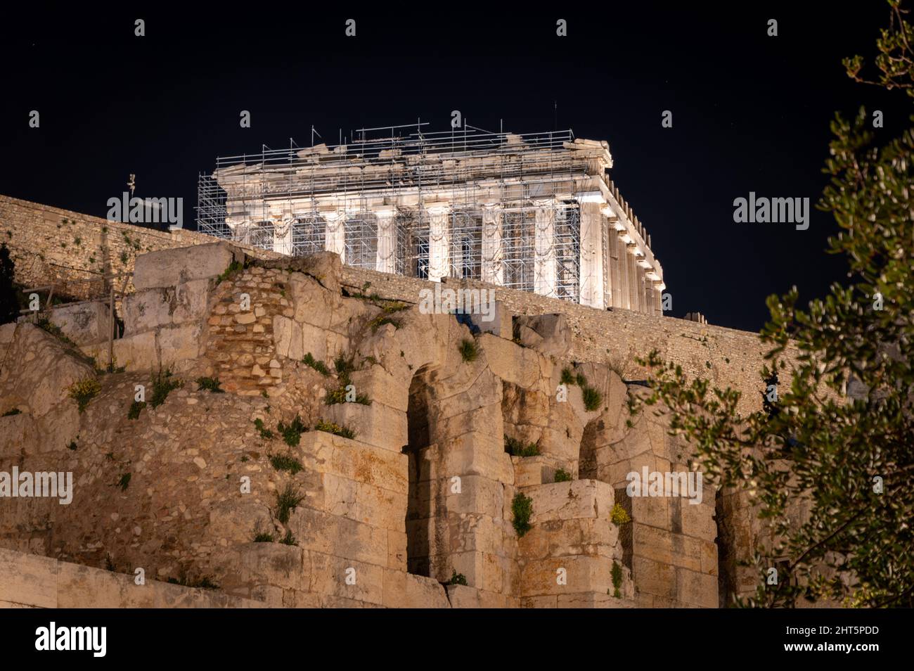 Vista ad angolo basso del Partenone di notte all'Acropoli di Atene, Grecia Foto Stock